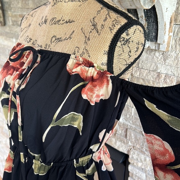 Black and floral cold shoulder shorts romper jumpsuit flare sleeve - Picture 7 of 16